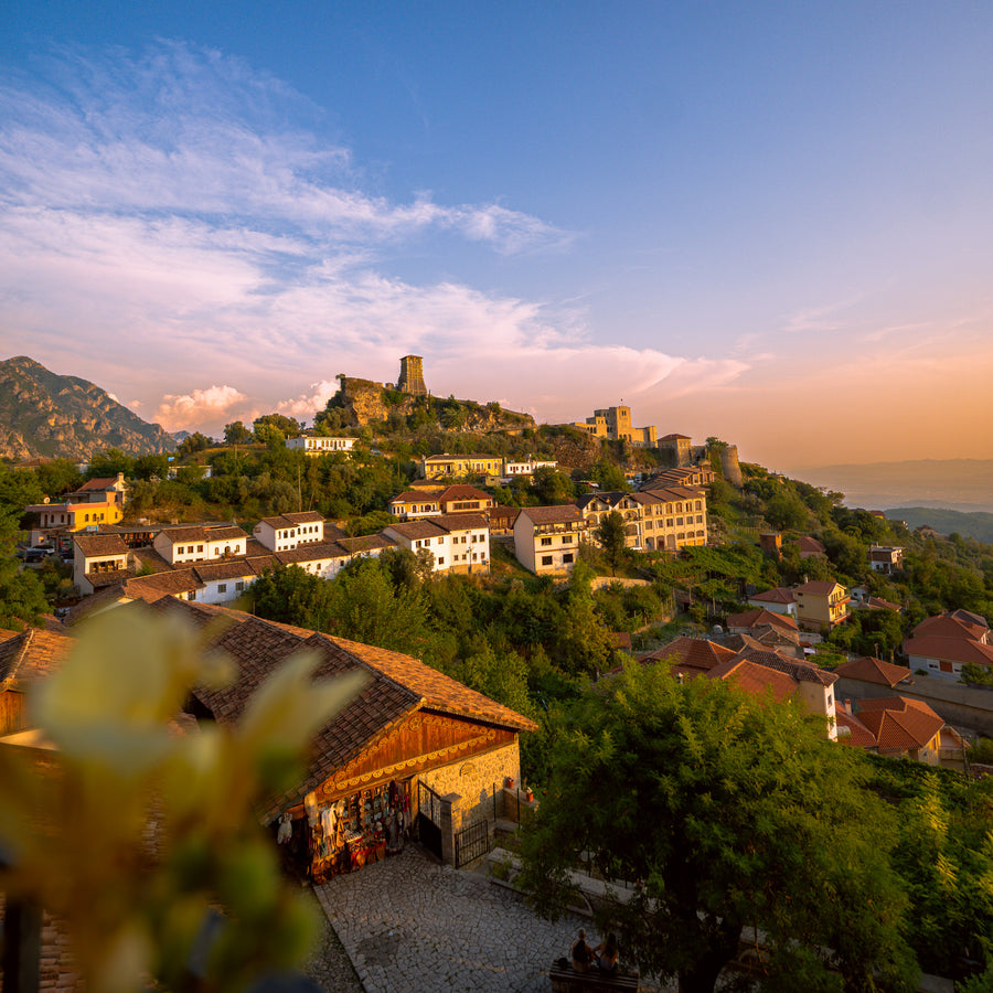 Kruja, einer historischen Stadt am Fuße der Berge